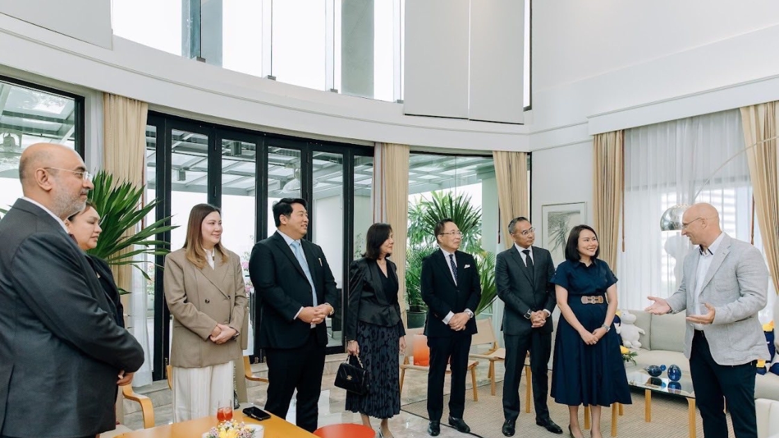 Sami Mäkinen explaining the LILLIPODS concept to all stakeholders