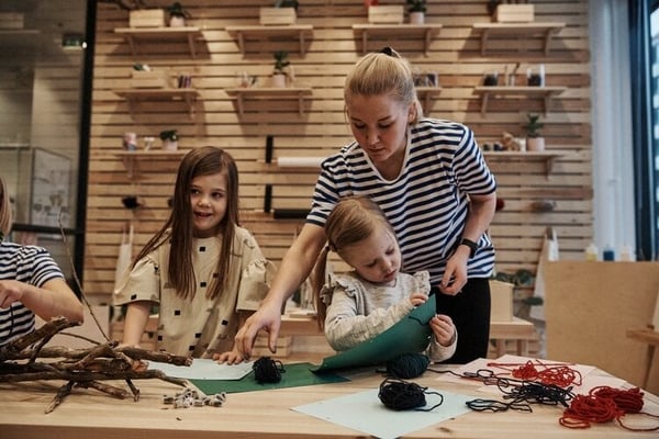 Children+and+teacher+at+HEI+School+Ruoholahti Children+and+teacher+at+HEI+School+Ruoholahti