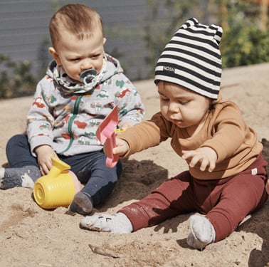 HEI_babies in sand_lo