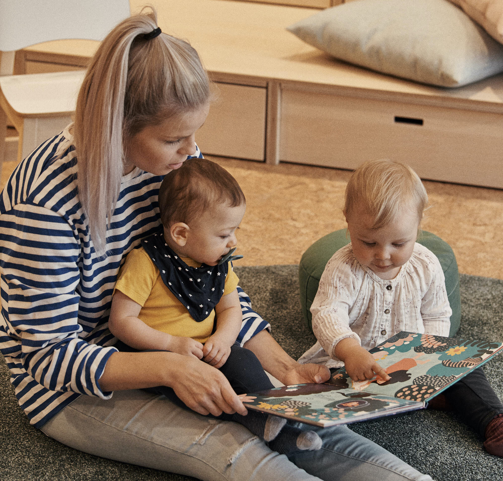 HEI_two babies read_lo