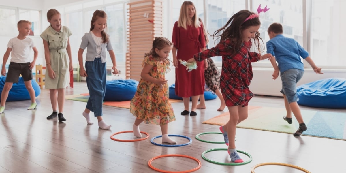 children play and learn