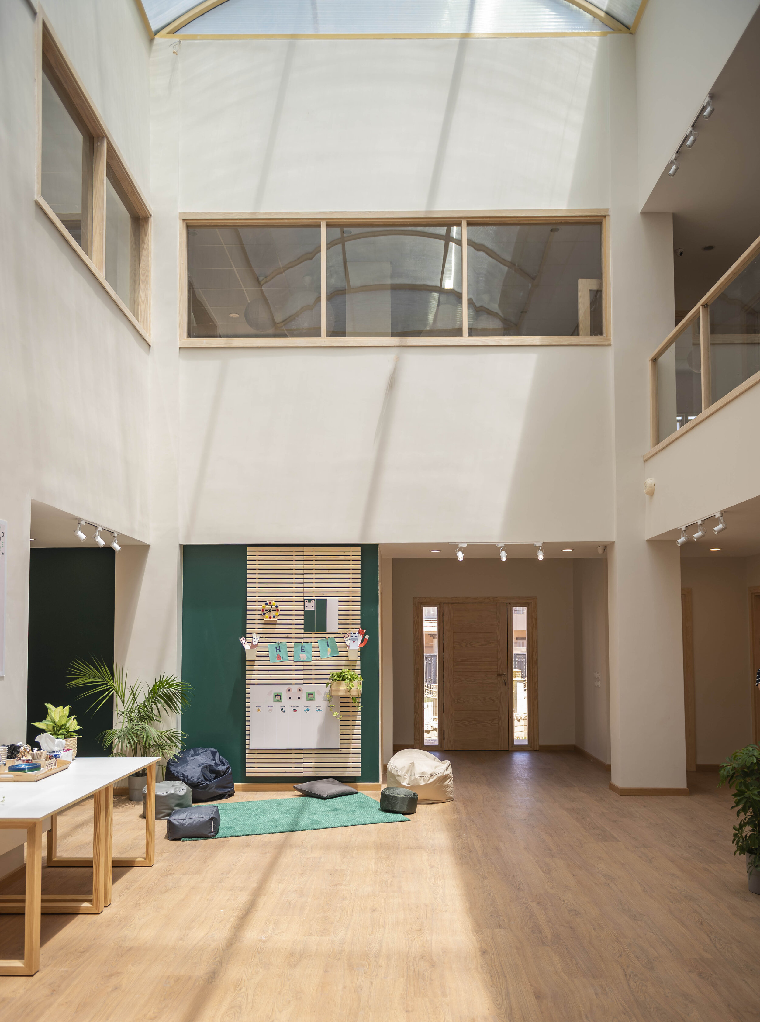 The four-story building follows HEI Schools’ Nordic design with plenty of natural light and high-quality materials, inviting the children to concentrate on playing and learning in a visually calm and relaxing environment.